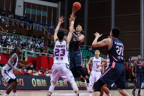 篮球球员爆料最新消息,揭秘赛场背后惊人内幕！”